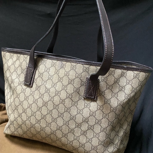 GUCCI
GG Supreme Monogram Medium Zippered Shopping Tote Dark Brown bag - Picture 3 of 15